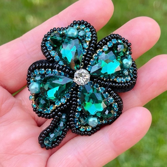 Hand beaded Four leaf clover brooch St. Patrick's Day  brooch - Picture 3 of 5